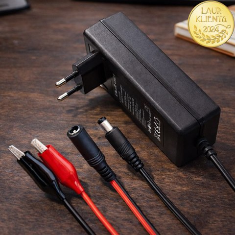 Qoltec Automatyczna ładowarka do akumulatora AGM GEL STD | Prostownik 12V | 2A | 24W | 5.5x2.1 | Kabel 1.8m